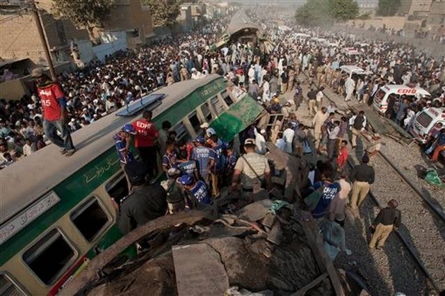 Choque de trenes en Pakistán deja más de una decena de muertos y varios heridos. (Foto Prensa Libre: AP)