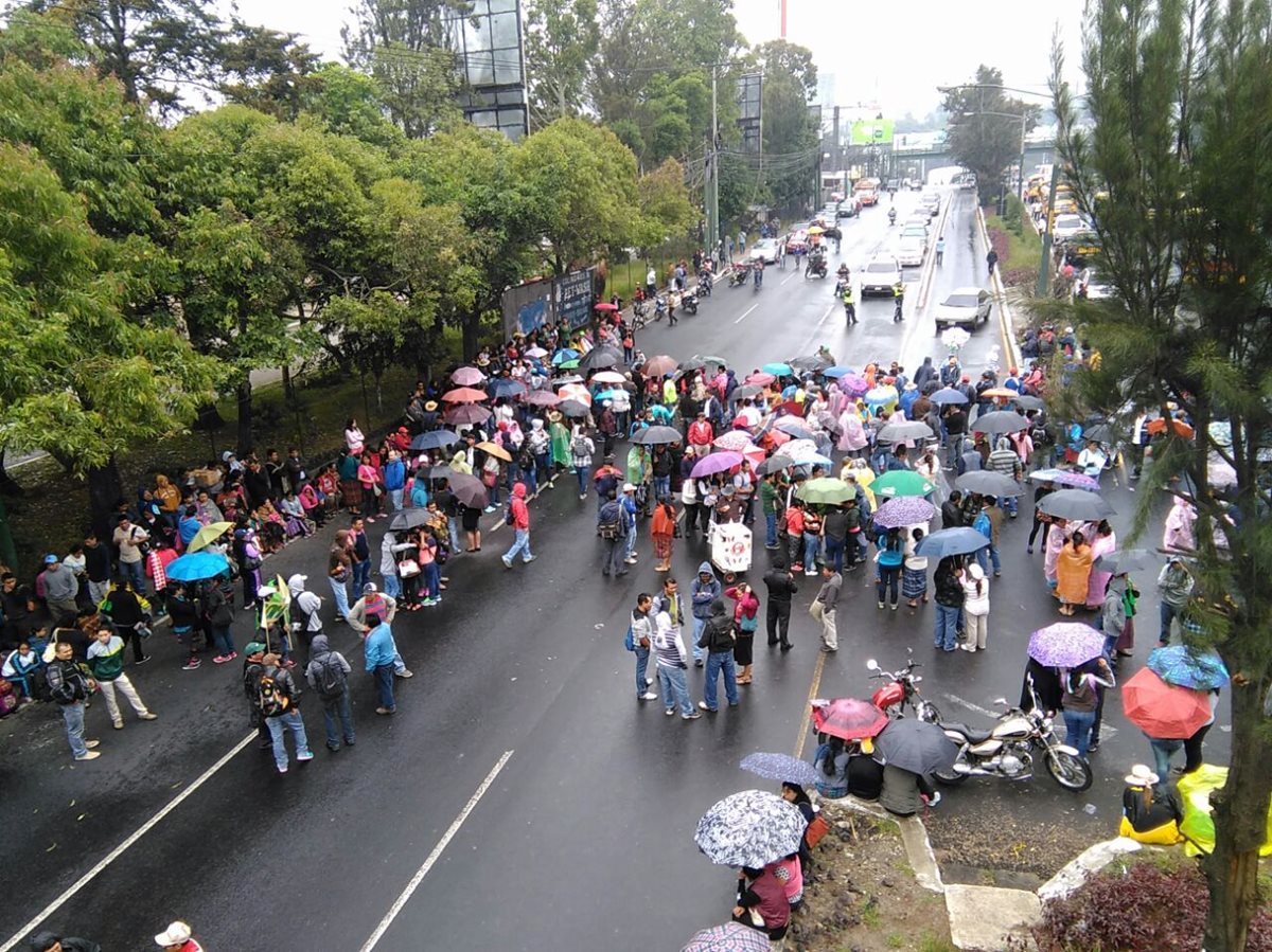 Un grupo de salubristas bloquea la calzada Roosevelt, a la altura del Molino de las Flores, Mixco. (Foto Prensa Libre: Estuardo Paredes)