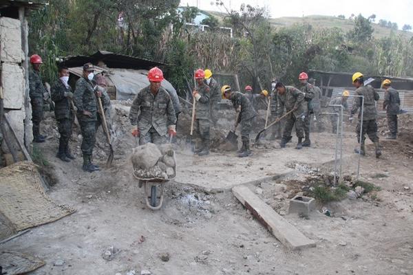 Persona del Cuerpo de Ingenieros del Ejército está dividido en seis grupos para la reconstrucción en Sololá. (Foto Prensa Libre: Ángel Julajuj)<br _mce_bogus="1"/>