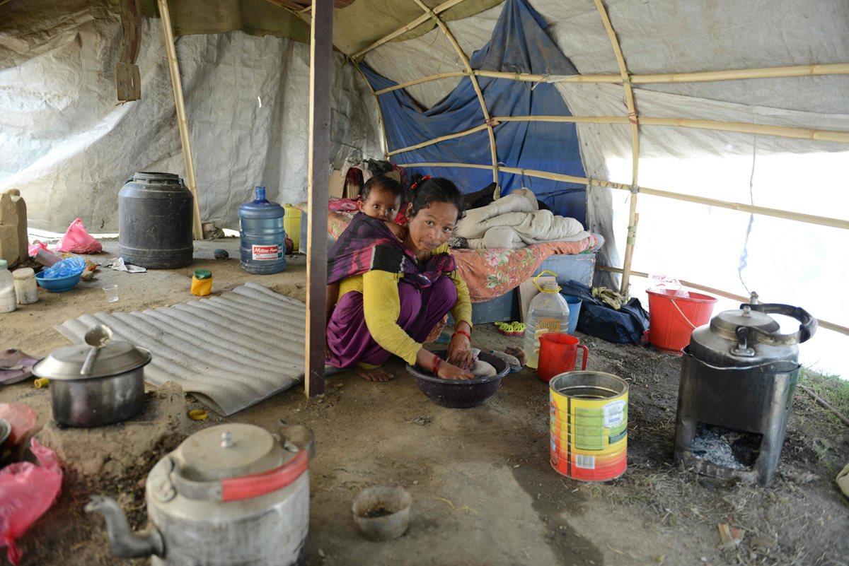 La sobreviviente Menuka Rokaya sigue viviendo en una carpa a un año del terremoto de Nepal. (Foto Prensa Libre: AFP)
