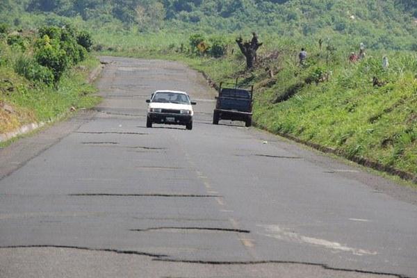 El asfalto  de la ruta entre Patulul, Suchitepéquez y San Lucas Tolimán, Sololá, está deteriorado. (Foto Prensa Libre: Édgar Sáenz)