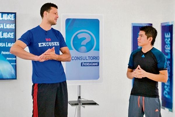 Jorge Escaler —Izq.— explica los beneficios del kettlebell, en El Consultorio. (Foto Prensa Libre: Ángel Elías)