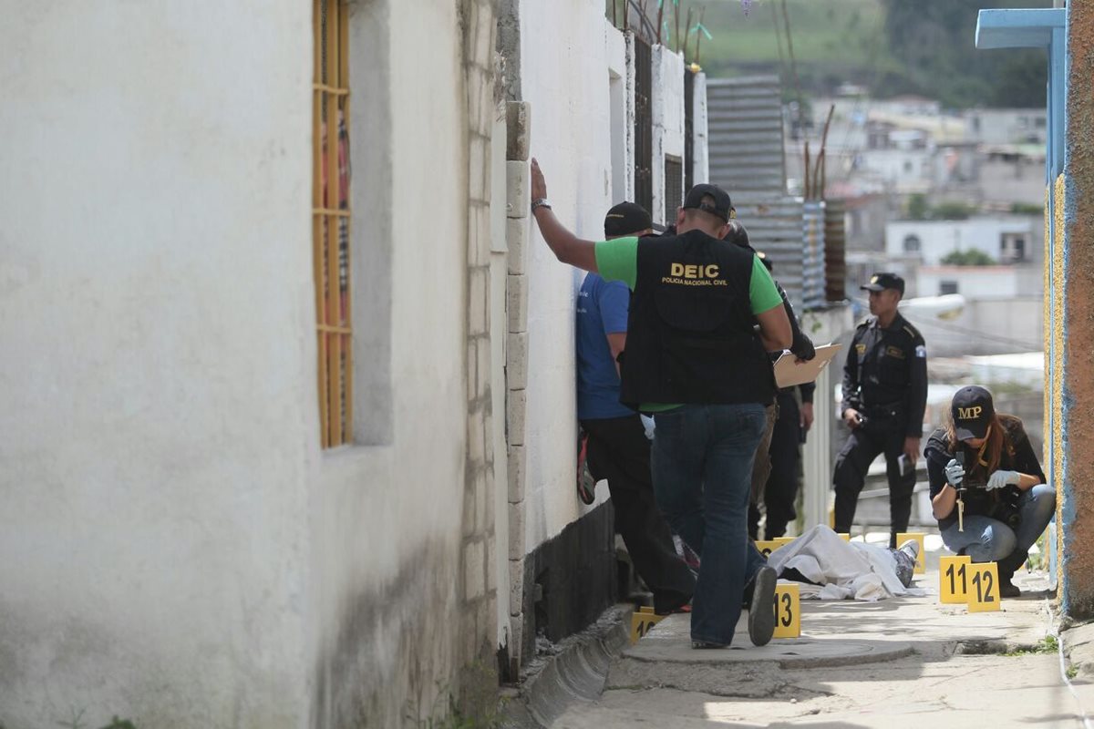 El cuerpo de la fémina quedó tendido en un callejón que conduce hacia la granja Gutiérrez. (Foto Prensa Libre: CBV)