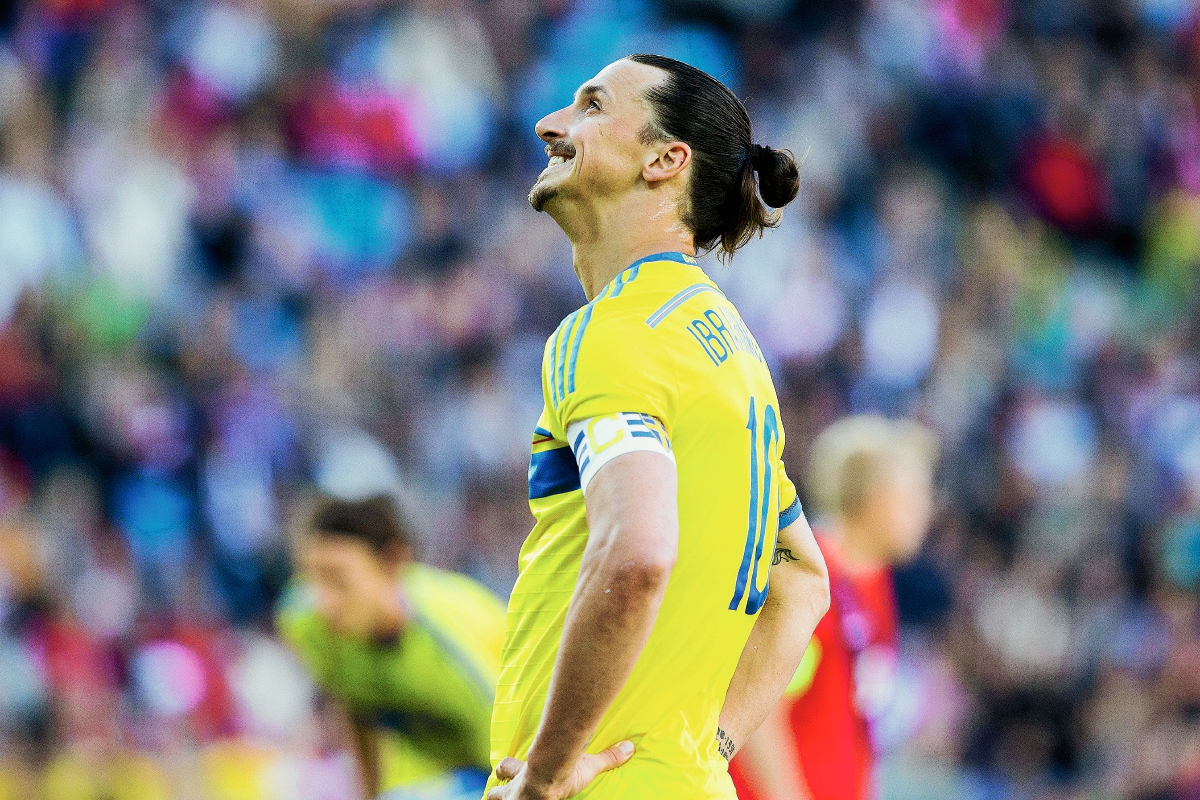 Zlatan Ibrahimovic durante el juego amistoso que disputaron ayer Suecia y Noruega. (Foto Prensa Libre: AP)
