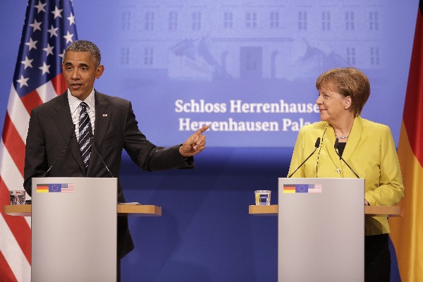 El presidente de EE. UU., Barack Obama y la Canciller alemana Angela Merkel, efectuaron una reunión bilateral en el país europeo. (Foto, Prensa Libre: AP).