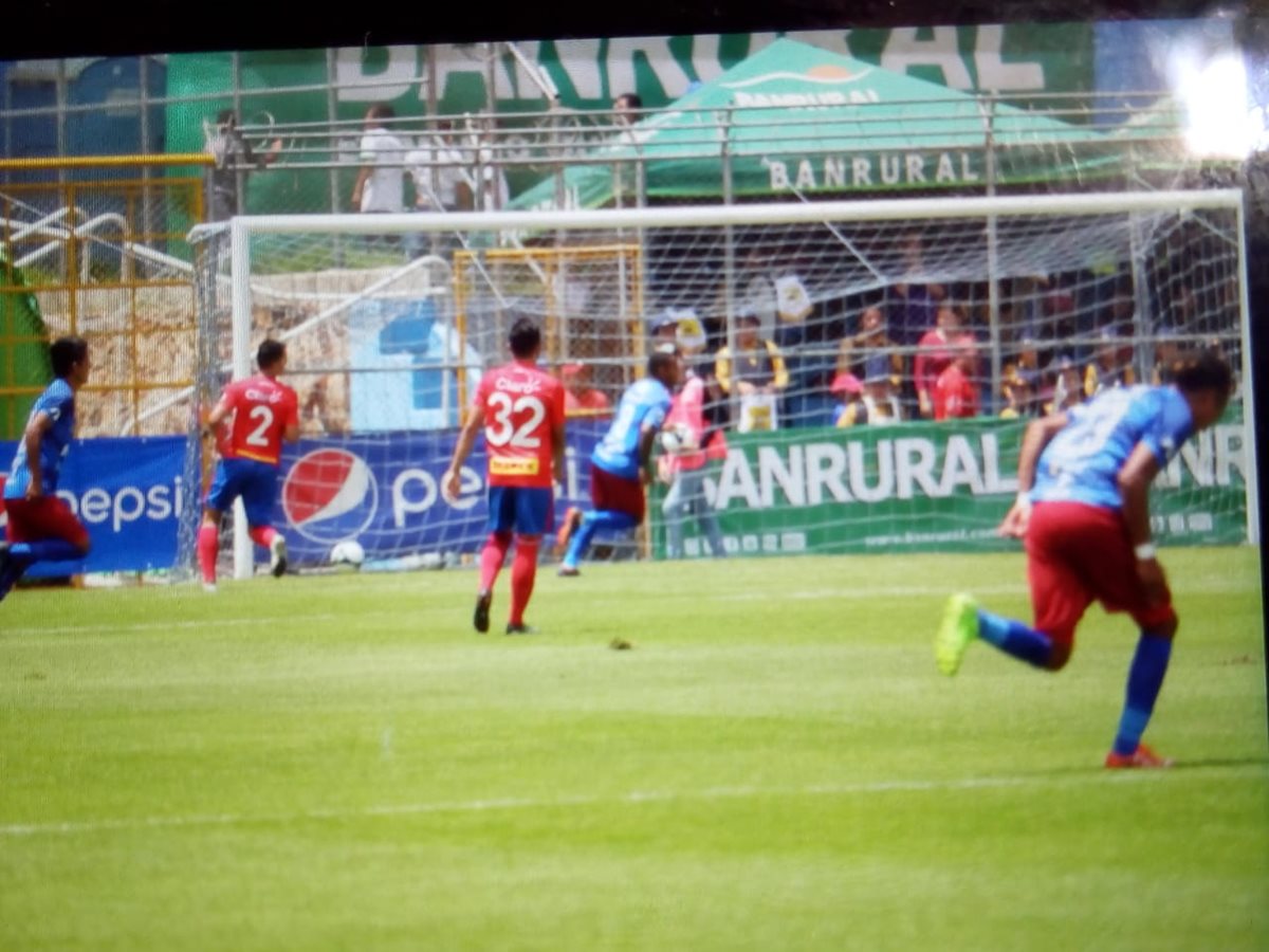 Paulo César Motta, no pudo hacer nada en los goles de Malacateco. (Foto Prensa Libre: Óscar Rivas)