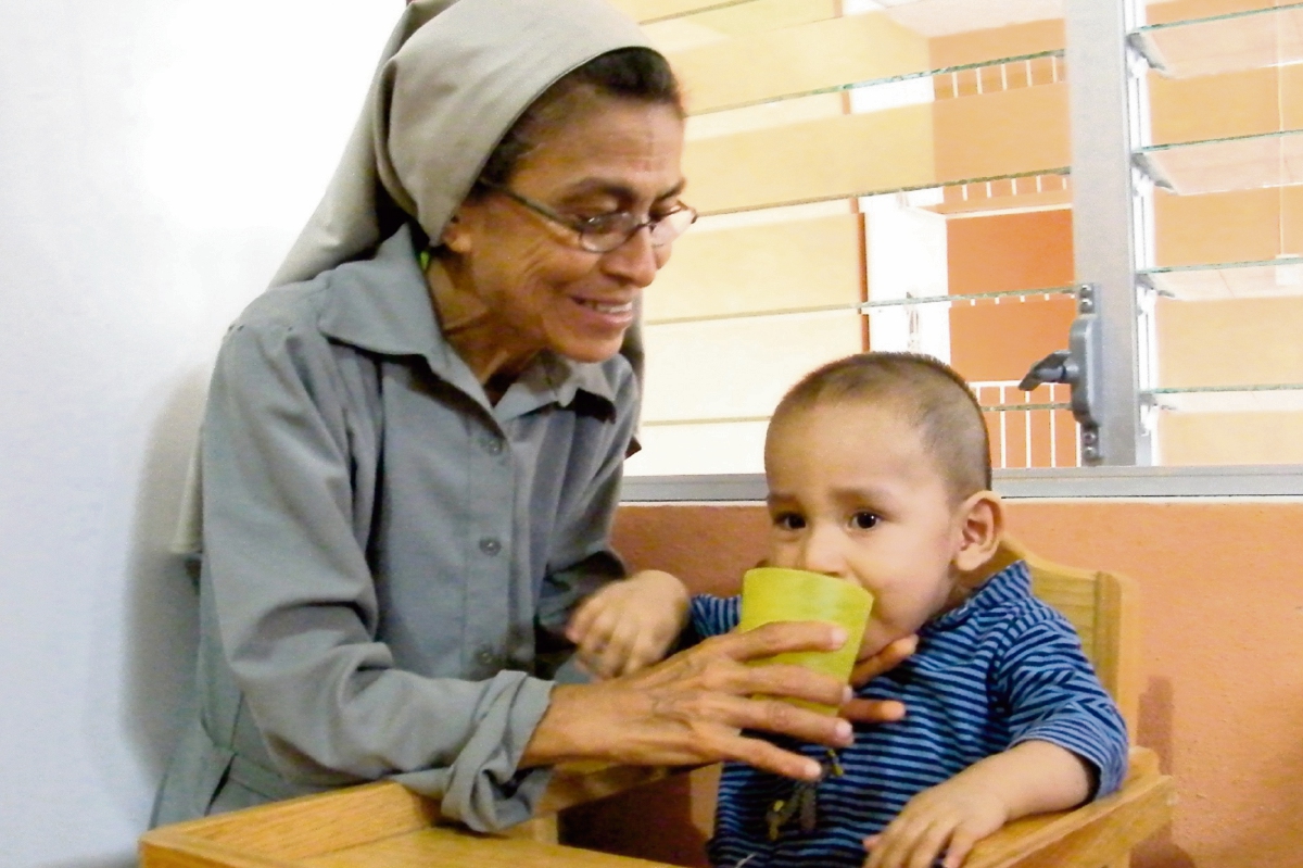Edna Maribel Morales alimenta a uno de los 13 niños que se encuentra bajo tratamiento en la Casa de Recuperación Nutricional Infantil. (Foto Prensa Libre: Héctor Contreras)