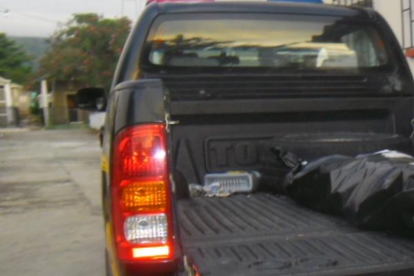 PNC traslada el cuerpo de María García Ramírez, de 38 años, quien se quitó la vida por falta de alimentos <strong>(Foto. Prensa Libre. Edwin Paxtor)</strong>