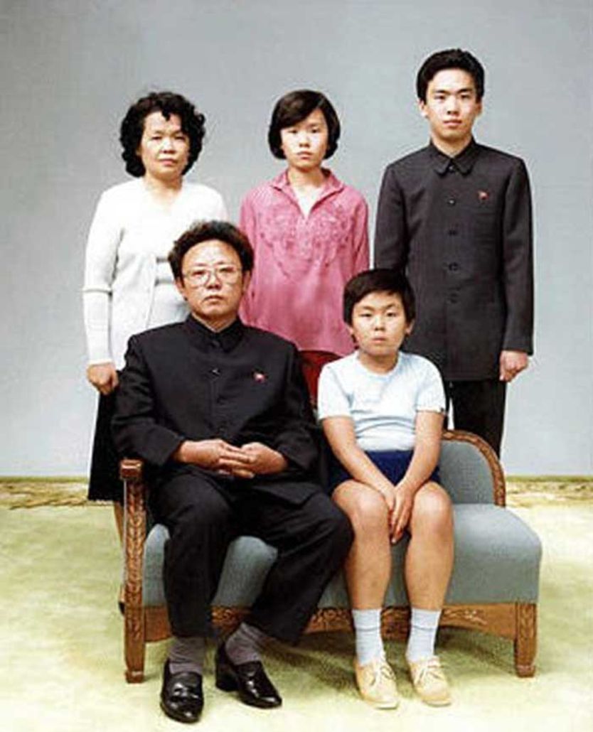 Kim Jong-il, tuvo una complicada vida amorosa, con dos esposas oficiales, y al menos tres amantes con las cuales tuvo cinco hijos.