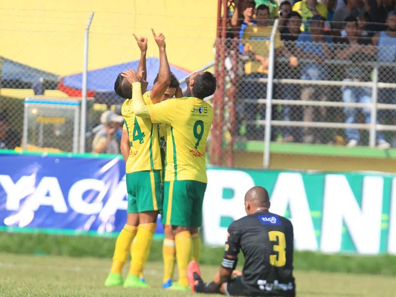 Los jugadores de Guastatoya festejan luego de una de las anotaciones. (Foto Prensa Libre: Carlos Vicente)