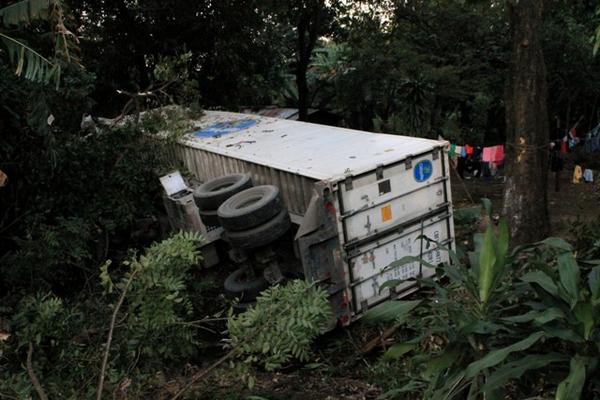 Tráiler vuelca al colisionar con un árbol. (Foto Prensa Libre: Enrique Paredes)
