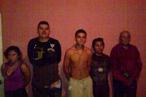 Cinco presuntos secuestradores fueron detenidos en El Cerinal, Barberena, Santa Rosa. (Foto Prensa Libre: PNC)<br _mce_bogus="1"/>