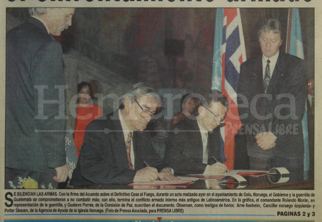 A la izquierda, el comandante Rolando Morán, representante de la guerrilla, y Gustavo Porras, de la Comisión de Paz, firman el Acuerdo de Cese al Fuego en Oslo. (Foto: Hemeroteca PL)