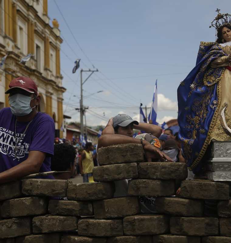 Una imagen religiosa colocada sobre una barricada en Masaya, Nicaragua.(EFE).