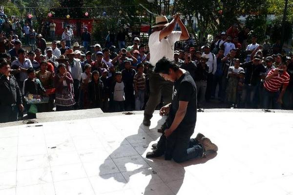 Un joven de 15 años fue azotado tras haber robado más de Q2 mil en un mesón. (Foto Prensa Libre: Oscar Figueroa)<br _mce_bogus="1"/>