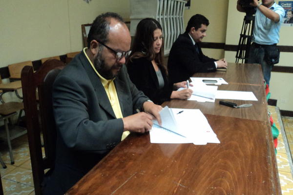 Alejandra Gordillo, de Conamigua y Otto Arenas, del Bufete Popular, fiman la carta de entendimiento. Foto Cortesía/Prensa Libre<br _mce_bogus="1"/>