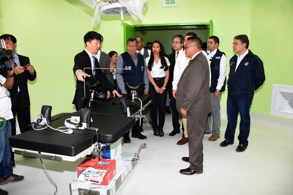 Autoridades inauguran el módulo materno neonatal en el Hospital Regional de Huehuetenango. (Foto Prensa Libre: Cortesía)