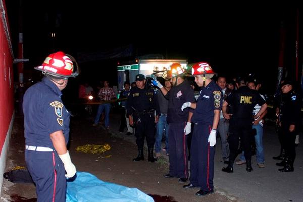Bomberos y autoridades en el sitio donde fueron atacados los esposos en Chimaltenango. (Foto Prensa Libre: Víctor Chamalé)
