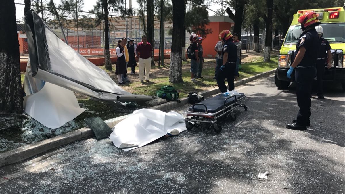 Una mujer perdió la vida en el incidente registrado en bulevar Vista Hermosa, zona 15. (Foto Prensa Libre: Amilcar Montejo)