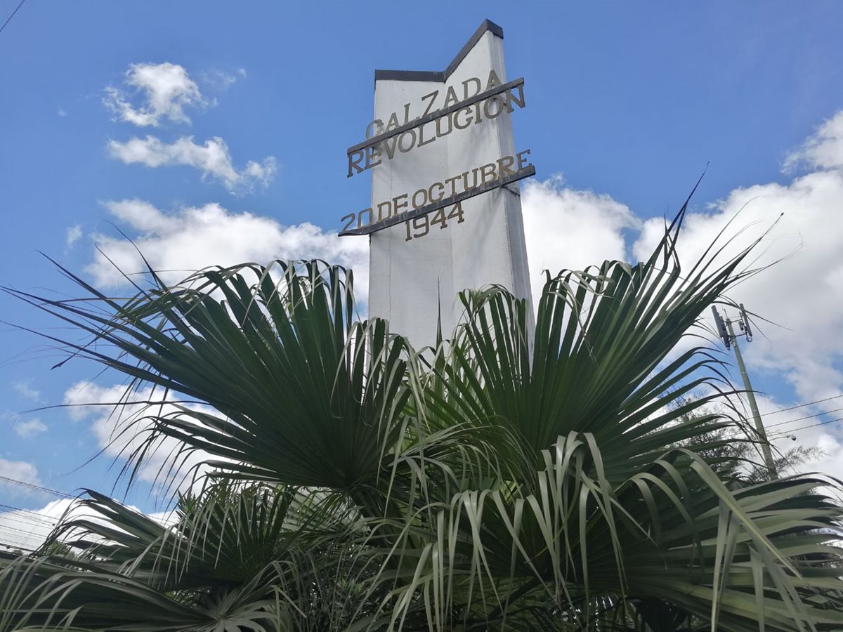El monumento a la revolución de la Calzada San Juan, en Mixco, pasa desapercibido durante el aniversario de ese acontecimiento. (Foto Prensa Libre: César Pérez)