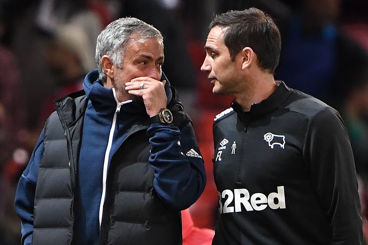 Jose Mourinho y Frank Lampard conversan al medio tiempo. (Foto Prensa Libre: AFP)