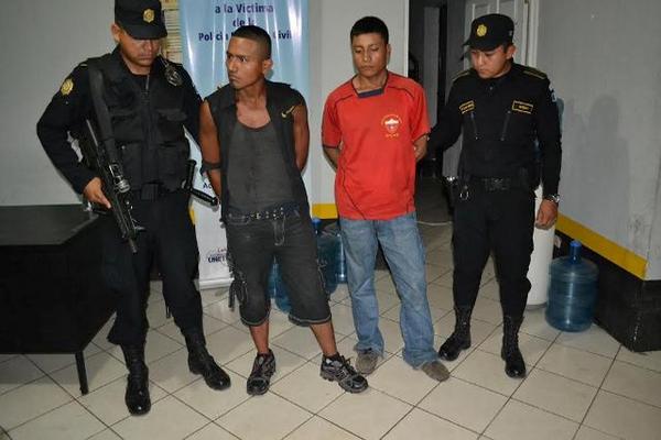 Los agentes de la Policía Nacional Civil (PNC) evitaron que vecinos de El Rancho lincharan a los dos capturados. (Foto Prensa Libre: Hugo Oliva).<br _mce_bogus="1"/>