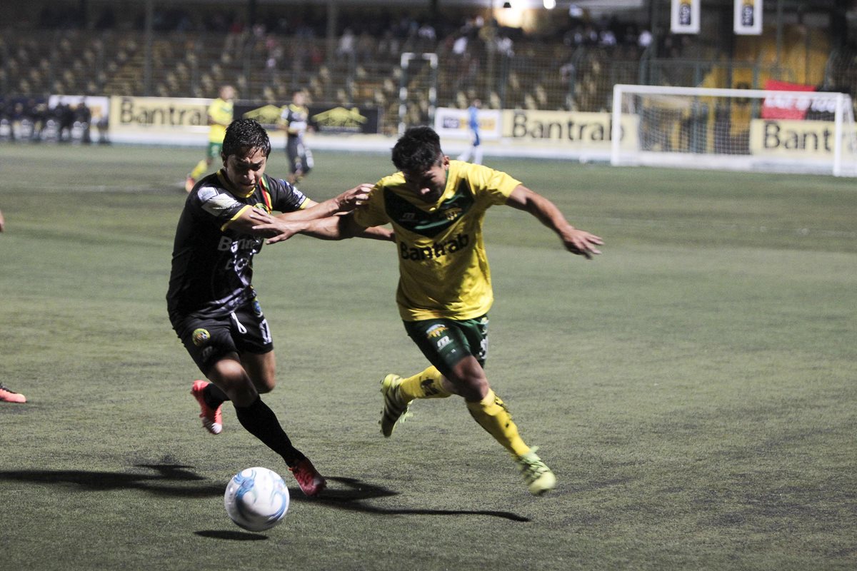 Acción durante el partido en el estadio Julio Armando Cóbar. (Foto Prensa Libre: Norvin Mendoza)