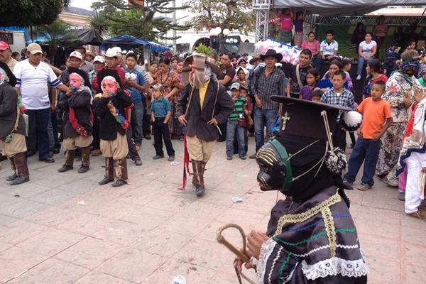 Diferentes danzas fueron presentadas durante el desfile. (Foto Prensa Libre: Carlos Grave)<br _mce_bogus="1"/>