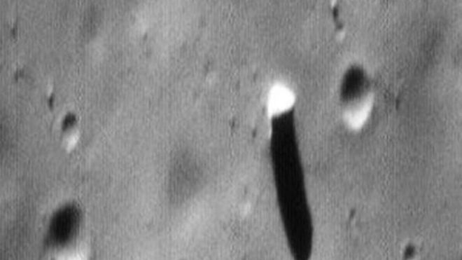Esa extraña mancha blanca en la superficie de Fobos ha dado pie a toda clase de teorías. (Foto Prensa Libre: NASA)