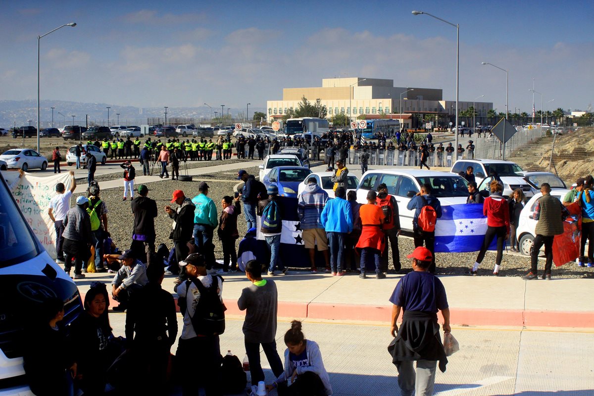 Migrantes se concentran frente a la embajada de EE. UU. en Tijuana, para exigirle acciones a Trump. (Foto Prensa Libre: EFE)