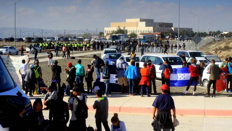 Migrantes se concentran frente a la embajada de EE. UU. en Tijuana, para exigirle acciones a Trump. (Foto Prensa Libre: EFE)