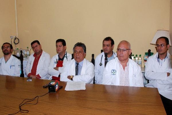 Médicos  informan en conferencia de prensa sobre  la suspensión de la consulta externa en Hospital Regional  de Cobán, Alta Verapaz.