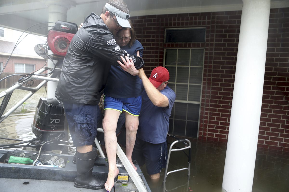 Un grupo de personas son rescatadas tras quedar atrapadas por las inundaciones por el huracán Harvey.(AP).