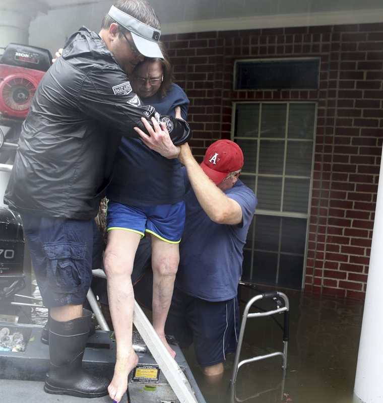 Un grupo de personas son rescatadas tras quedar atrapadas por las inundaciones por el huracán Harvey.(AP).