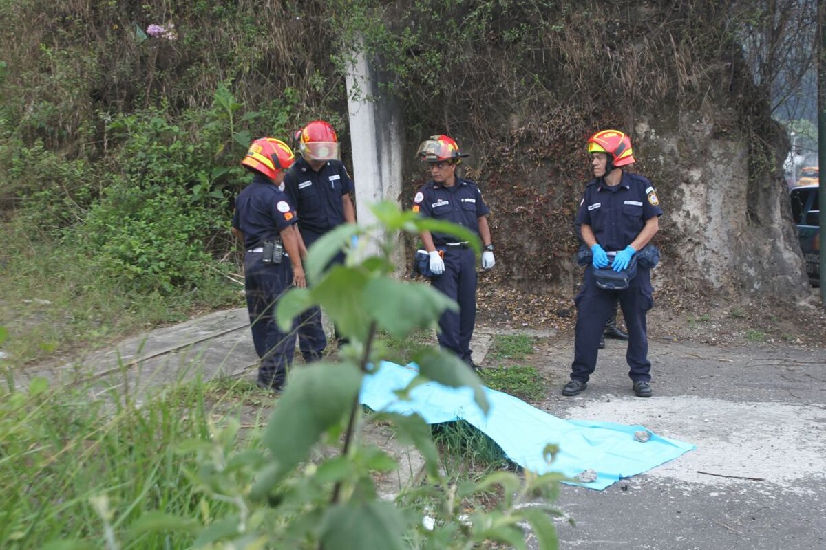 El cuerpo estaba envuelto en sábanas, a la orilla de la ruta a El Salvador. (Foto Prensa Libre: Érick Ávila)