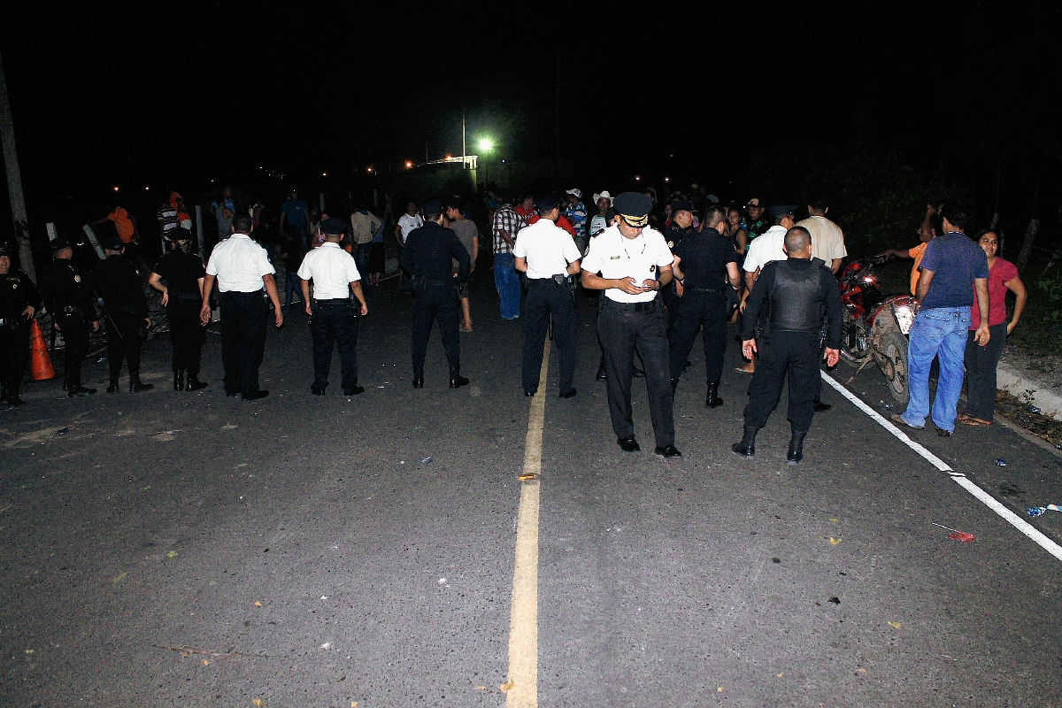 Pobladores afectados por contaminación de río bloquean ingreso a la empresa Jaguar Energy, en Masagua, Escuintla. (Foto Prensa Libre: Enrique Paredes)