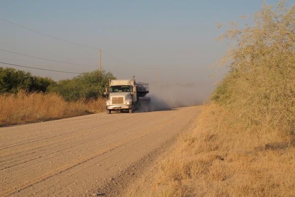 Carretera cerca de La Joya, Texas, donde se registró el ataque en el que murieron dos guatemaltecos. (Foto Prensa Libre: AP)