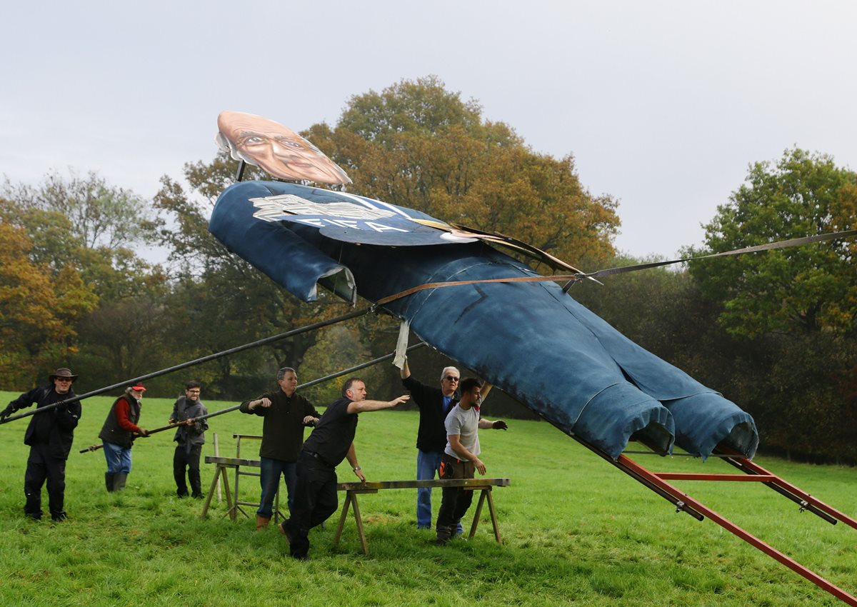 Los miembros del comité organizador de los festejos de Edenbridge se preparan con la estatua de Sepp Blatter. (Foto Prensa Libre: AP)
