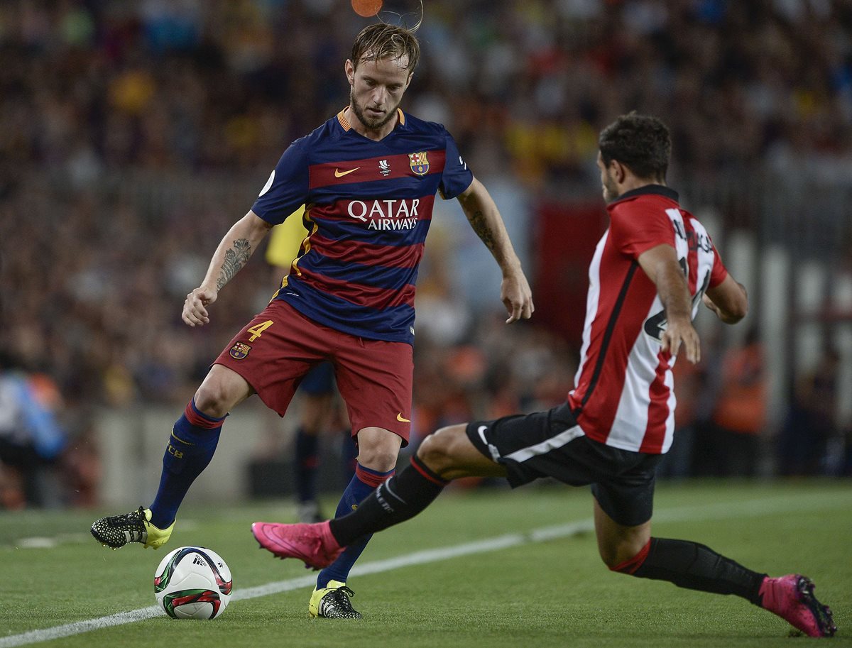 Ivan Rakitic durante el encuentro de ayer en la Super Copa de España frente al Athletic de Bilbao. (Foto Prensa Libre: AFP)