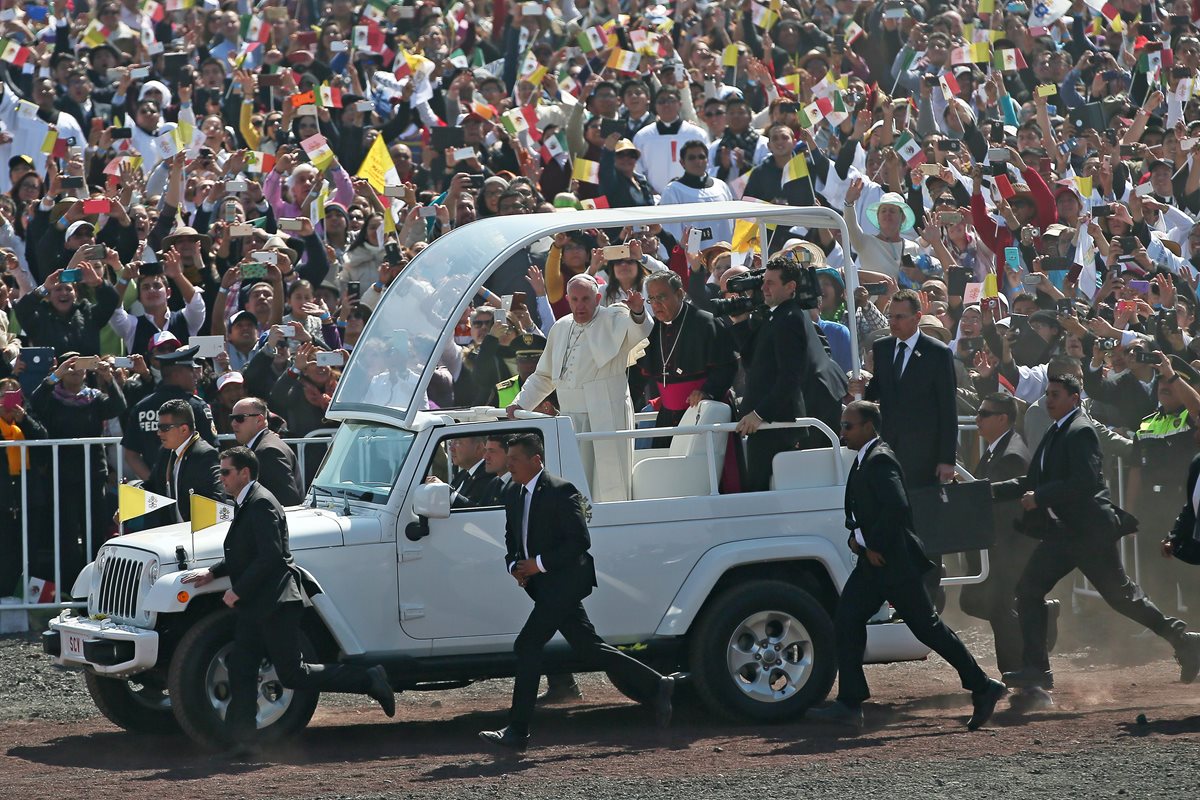 El papa Francisco es saludado a su salida del Centro de Estudios de Ecatepec, donde ofició una multitudinaria misa. (Foto Prensa Libre: AFP).