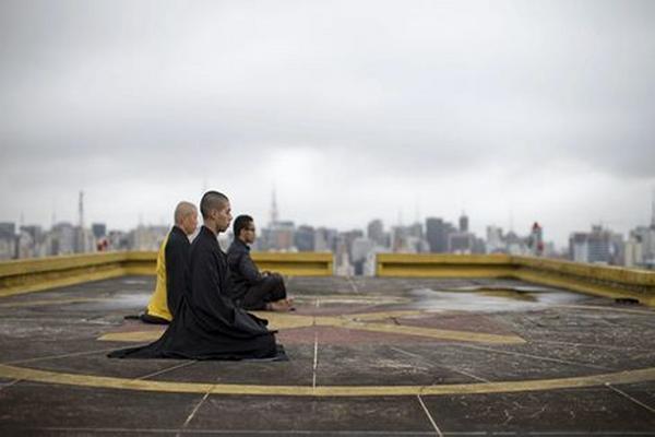 Dos monjes del monasterio budista de Busshinji y un practicante de yoga meditan. (Foto Prensa Libre EFE)