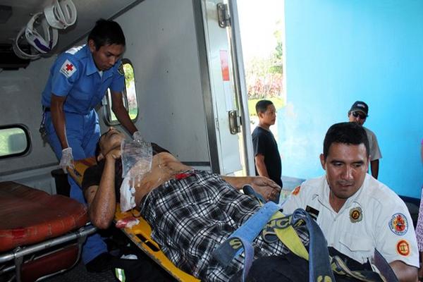 Socorristas de la Cruz Roja ingresan a supuesto asaltante herido a la emergencia del hospital de Retalhuleu. (Foto Prensa Libre: Rolando Miranda)