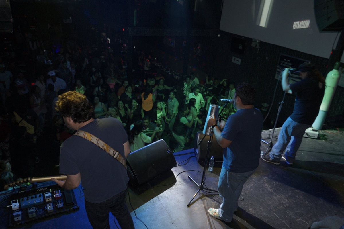 Los Miseria Cumbia Band se presentaron en la zona 10. (Foto tomada del Facebook de Manhattan Lounge)