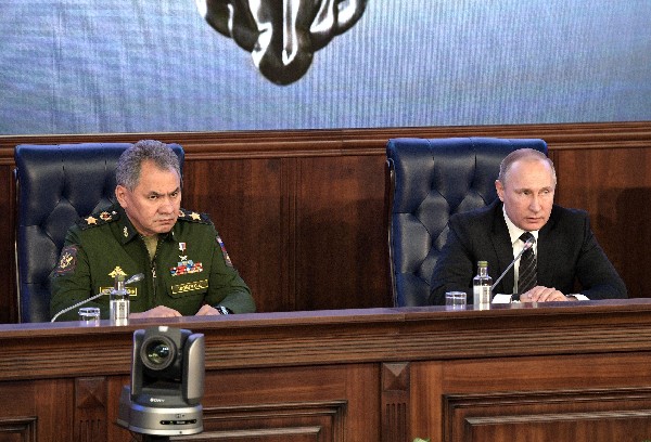 Vladímir Putin, junto al ministro de Defensa, Serguéi Shoigu (i), asiste a una reunión en Moscú, Rusia. (EFE).