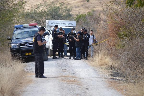 Fiscales del MP en la escena del crimen, en la comunidad El Guijo, en Usumatlán, Zacapa. (Foto Prensa Libre: Víctor Gómez) 