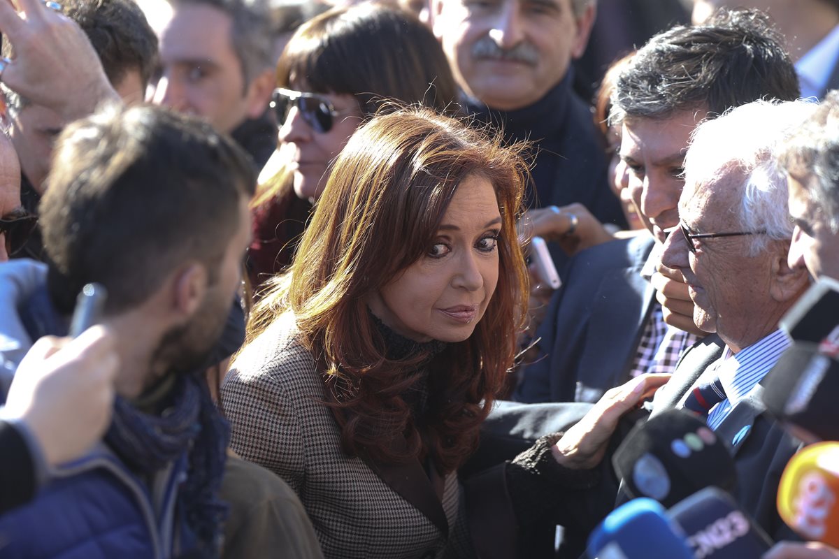 La expresidenta argentina Cristina Fernández de Kirchner llega a los tribunales federales de Buenos Aires para ser notificada del procesamiento y embargo de bienes. (Foto Prensa Libre: EFE).