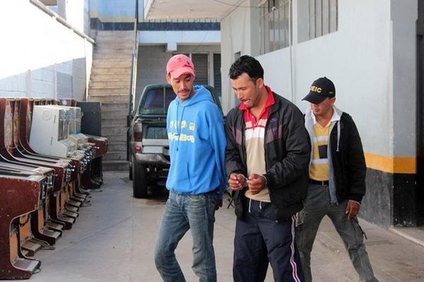 Los dos capturados sindicados de homicidio ingresan a la Comisaría 22, en Jalapa. (Foto Prensa Libre: Hugo Oliva) <br _mce_bogus="1"/>