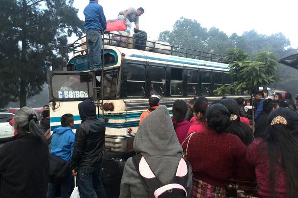 Decenas de personas abordan un autobus en la zona 8, con destino a occidente. (Foto Prensa Libre: É. Ávila)<br _mce_bogus="1"/>