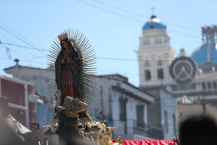 La imagen de la Virgen de Guadalupe en su salida del Santuario en la zona 1.