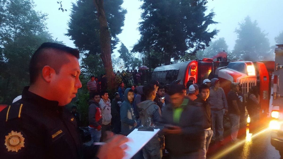 Unidad de transporte extraurbano vuelca en la ruta de Quetzaltenango a Colomba. (Foto Prensa Libre: Cortesía BMD)